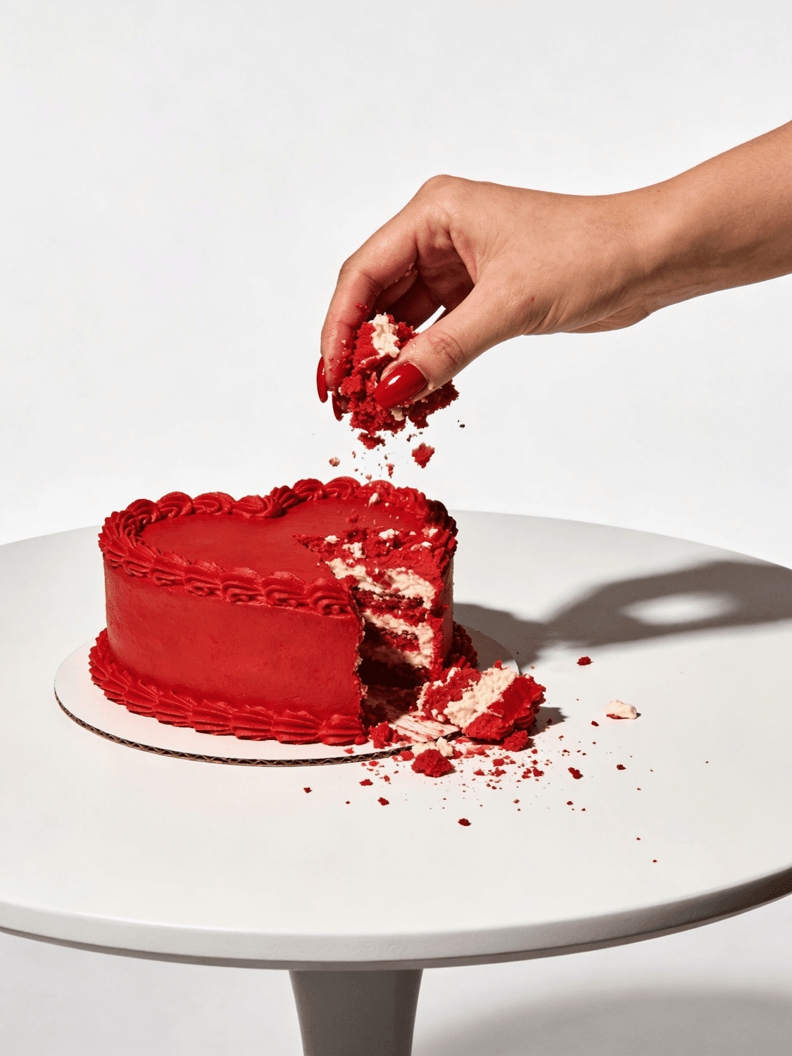 Torta roja con una porción recién cortada